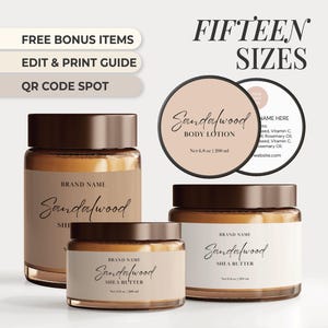 Op de afbeelding: Drie glazen potten met bruine deksels en etiketten met de tekst "Sandalwood" en "Shea Butter". Een rond etiket zegt "Sandalwood Body Lotion" en "Net 6.8 oz / 200 ml". De tekst "Fifteen Sizes" staat bovenaan.