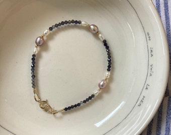 Bracelet handmade gold filled et perles naturelles iolite et perles d'eau douce fait main graine de mer