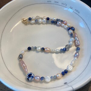 Collier handmade gold filled et perles naturelles gemmes perles d'eau douce fait main graine de mer image 2