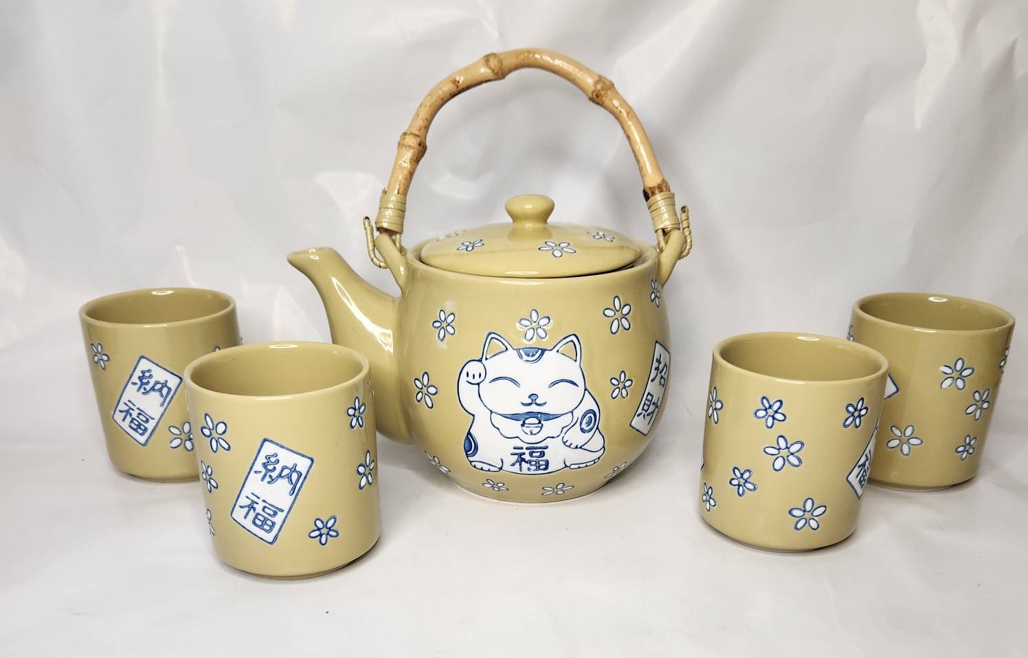 Japanese Cat Teapot, Cute Ceramic 22 Oz Tea Pot with Floral Design and  Infuser, Cats in the Kitchen Oriental Kitchenware, 6 Inches