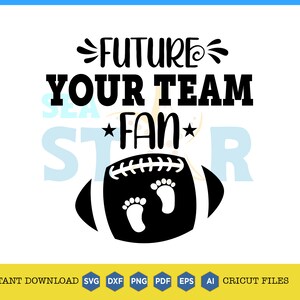 Puede incluir: Dise&ntilde;o gr&aacute;fico en blanco y negro con el texto "Future Your Team *Fan*" y una pelota de f&uacute;tbol con dos huellas de pies dentro.