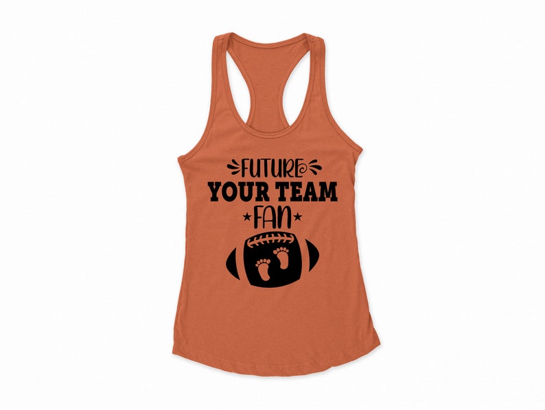 Puede incluir: Un top de tirantes naranja quemado con un gr&aacute;fico negro que dice "Future Your Team Fan" con un bal&oacute;n de f&uacute;tbol y dos huellas de pies dentro del bal&oacute;n.