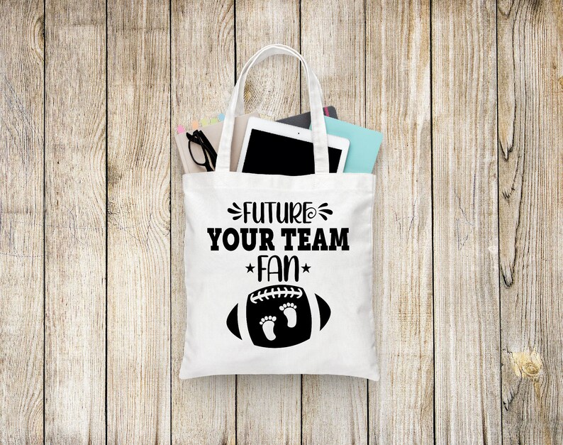 Puede incluir: Bolsa de lona blanca con texto negro que dice "Future Your Team Fan" y un gr&aacute;fico de f&uacute;tbol negro con dos huellas dentro.