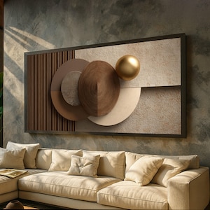 Könnte beinhalten: Abstrakte Wandkunst mit geometrischen Formen in Braun-, Beige- und Goldtönen. Das Kunstwerk umfasst einen Holzlattenabschnitt, kreisförmige und halbkreisförmige Formen sowie eine goldene Kugel. Das Stück ist in einem dunkelbraunen Rahmen eingefasst und hängt an einer strukturierten grauen Wand.