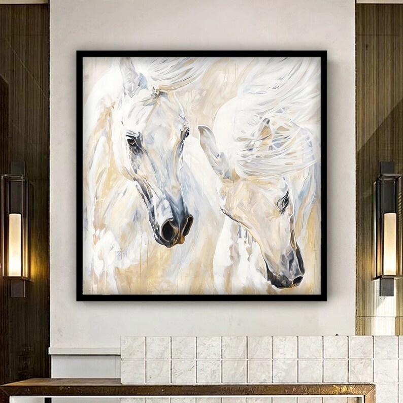 Op de afbeelding: Een schilderij van twee witte paarden met hun hoofden tegen elkaar. De paarden zijn geschilderd in een realistische stijl met zachte, vloeiende lijnen. De achtergrond is lichtbeige.