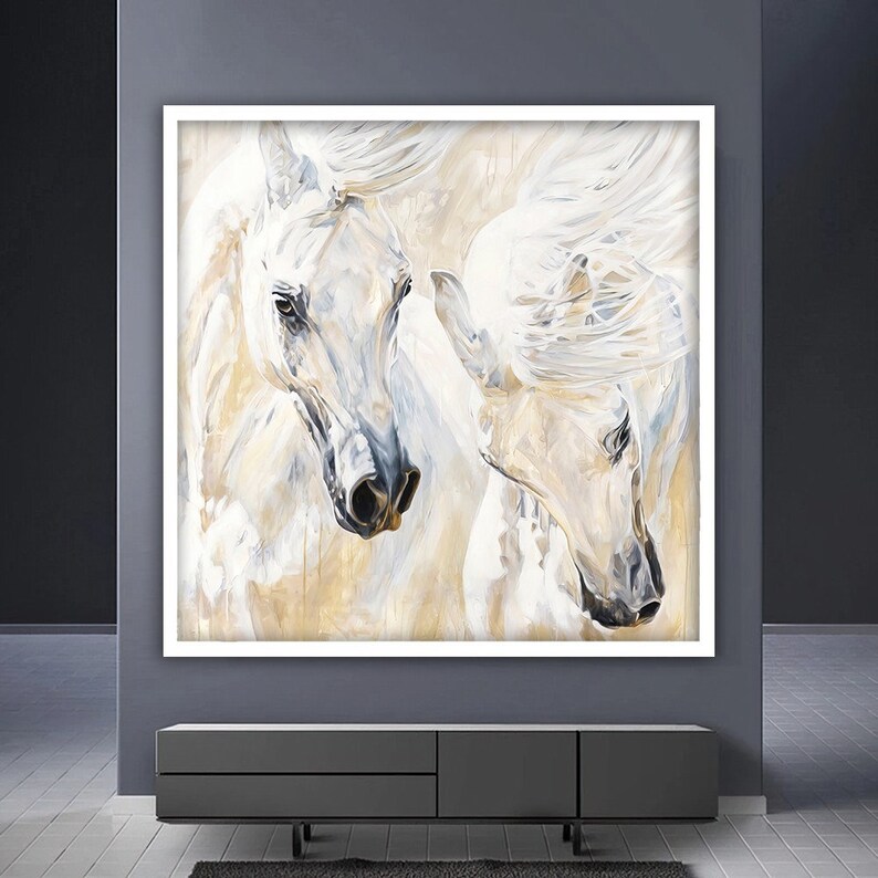 Op de afbeelding: Een schilderij van twee witte paarden met stromende manen, hun hoofden naar elkaar gekeerd. De achtergrond is een zachte, gouden kleur.