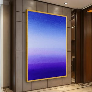 Puede incluir: Pintura abstracta enmarcada, con un degradado de colores que va del azul al morado. La obra de arte está en un marco dorado y cuelga de una pared. La paleta de colores es una mezcla de azules y morados, creando una estética serena y moderna.