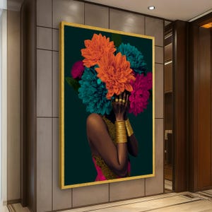 Puede incluir: Una impresión artística enmarcada que presenta a una mujer con una cubierta floral para la cabeza. La obra de arte muestra una figura de piel oscura adornada con joyas de oro, incluyendo pulseras y anillos. Las flores son vibrantes en tonos naranja, turquesa y magenta.