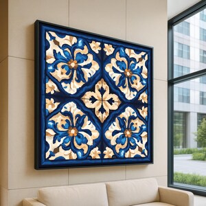 Può includere: Opera d'arte da parete quadrata incorniciata con un motivo floreale ripetuto in tonalità blu, crema e beige. L'opera è montata su una parete sopra un divano color crema, con una grande finestra sullo sfondo.
