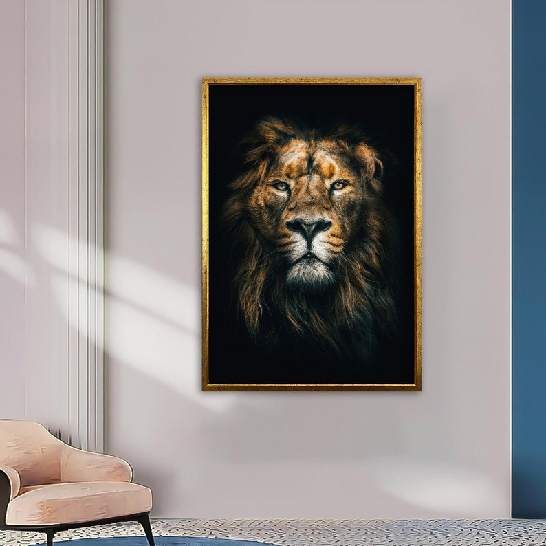 Op de afbeelding: Een close-up portret van een leeuw met een gouden manen tegen een donkere achtergrond. De ogen van de leeuw zijn gericht op de kijker, wat een krachtig en majestueus beeld cre&euml;ert.