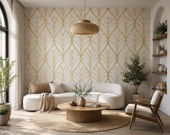 Puede incluir: Una pared blanca con un patrón de hojas doradas repetitivo, un sofá blanco curvo con cojines beige y blancos, una mesa de centro redonda de madera con base estriada, una alfombra tejida y un sillón de madera con cojín blanco.