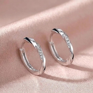 Elegante kristallen Huggie-oorringen in sterlingzilver