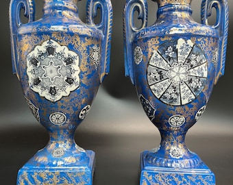 Par de urnas antigas de porcelana azul e dourada