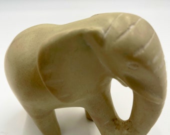 Pierre blanche sculptée à la main Eléphant
