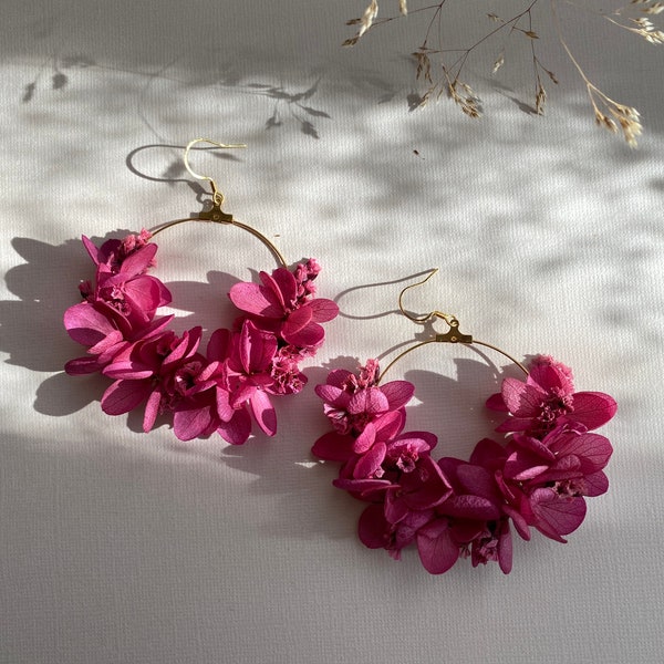 Kreolische Ohrringe aus stabilisierten Naturblumen, Hochzeitsaccessoires, besonderes Geschenk der Braut – MYOSOTIS rosa-fuchsia