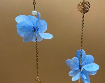 Boucles d'oreilles asymétrique en fleurs naturelles stabilisées + perles douces accessoires de mariage cadeau spécial--GRACE bleu ciel
