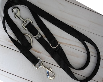 Könnte beinhalten: Schwarze 2,5 cm breite doppelseitige Hundeleine mit zwei silbernen Clips und einem silbernen Ring. OTS Leash 1" Black.
