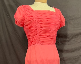 Bonito en rosa, perfecto vestido de fiesta de graduación vintage en gasa chicle de femme fashions 1950s 1980s retro glam