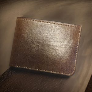 Portafoglio in pelle da uomo, portafoglio bi-fold fatto a mano, regalo per anniversario per lui, porta carte di tutti i giorni.