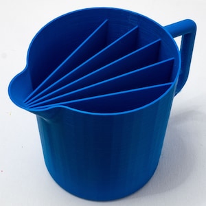 Könnte beinhalten: Ein blauer Plastikkrug mit Henkel und sechs inneren Trennwänden. Der Krug ist zum Trennen von Flüssigkeiten gedacht.