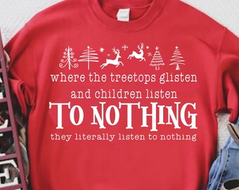 Könnte beinhalten: Roter Pullover mit weißem Text, der lautet "where the treetops glisten and children listen to nothing they literally listen to nothing". Der Text ist von kleinen weißen Weihnachtsbaum- und Rentiergrafiken umgeben.