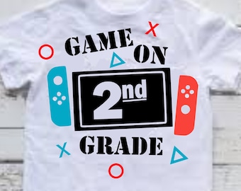 Juego en 2.º grado SVG, Archivo de corte SVG, Svg de segundo grado, Regreso al cole svg, Primer día de 2.º grado svg, Camisa escolar de niño svg, Cameo, Cricut