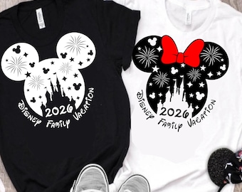 Arquivo SVG "Férias em Família 2026", com cabeças do Mickey e da Minnie, castelo e fogos de artifício. Inclui arquivos nos formatos SVG, DXF, EPS e PNG.