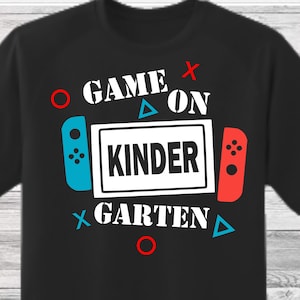 Gioco su Kindergarten Grade SVG, file di taglio SVG, Ritorno a scuola in formato SVG, Primo giorno di scuola materna in formato SVG, primo giorno di scuola in formato SVG per ragazzi