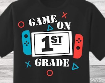 Juego en SVG de 1er grado, archivo de corte SVG, svg de primer grado, svg de regreso a la escuela, primer día de svg de 1er grado, camisa de escuela de niño svg, cameo, cricut