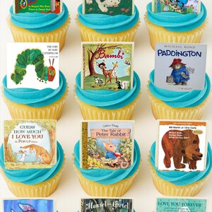 K&ouml;nnte beinhalten: Cupcakes mit blauer Glasur und Miniatur-Buchcovern. Titel sind u.a. "Goodnight Moon", "The Poky Little Puppy", "The Very Hungry Caterpillar", "Bambi", "Paddington", "Guess How Much I Love You".