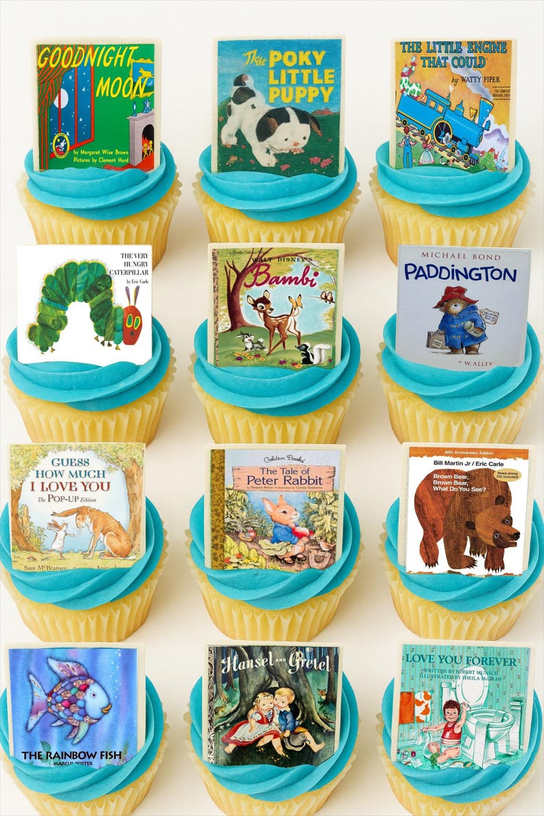 K&ouml;nnte beinhalten: Cupcakes mit blauer Glasur und Miniatur-Buchcovern. Titel sind u.a. "Goodnight Moon", "The Poky Little Puppy", "The Very Hungry Caterpillar", "Bambi", "Paddington", "Guess How Much I Love You".