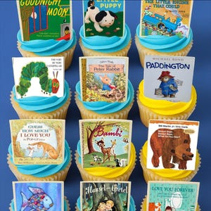 K&ouml;nnte beinhalten: Eine Auswahl an Cupcakes mit blauer und gelber Glasur, jeweils mit einem Miniatur-Buchcover verziert. Die Buchcover zeigen Titel aus Kinderbuchklassikern wie "Paddington B&auml;r" und "Bambi". Die Cupcakes sind auf einer blauen Oberfl&auml;che angeordnet.