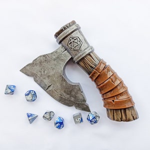 Berserker&#39;s dobbelsteen met bijl: ontketen pure kracht en bewaar een set van 7 DnD-dobbelstenen erin