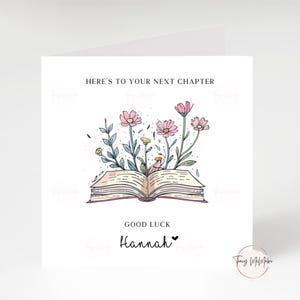 Peut inclure: Carte de vœux blanche avec le texte "HERE'S TO YOUR NEXT CHAPTER" et "GOOD LUCK Hannah". La carte présente une illustration d'un livre ouvert avec des fleurs roses et un petit oiseau. La carte est de style aquarelle.