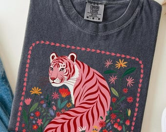 Camiseta estampada Pink Tiger Floral Comfort Colors®, Top maximalista de flores silvestres con estampado animal.