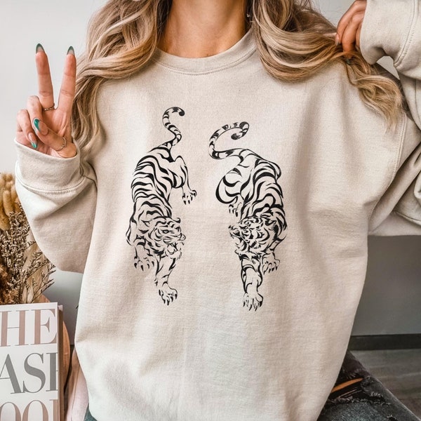 Vintage Animal Sweatshirt, Tiger Graphic Sweater, Woman Gift Shirt, Women Sweatshirt, Oversized Jumper, Tiger Indie Shirt, Aesthetic Clothes