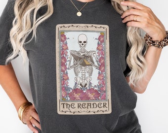 タロット占い師の骸骨柄コンフォートカラーズTシャツ、魔女風ハロウィンシャツ