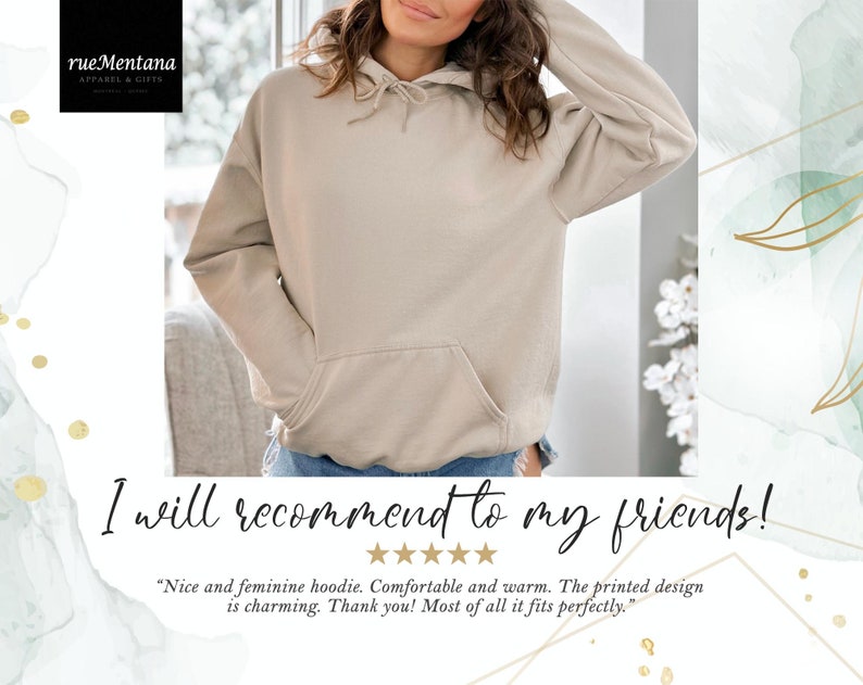Peut inclure: Un sweat &agrave; capuche beige avec une poche kangourou et un cordon de serrage. Le sweat est port&eacute; par une personne. Le texte "Je recommande &agrave; mes amis !" est &eacute;crit sous l'image. Cinq &eacute;toiles sont affich&eacute;es sous le texte. Le texte "Sweat &agrave; capuche agr&eacute;able et f&eacute;minin. Confortable et chaud. Le design imprim&eacute; est charmant. Merci ! Surtout, il taille parfaitement." est &eacute;crit sous les &eacute;toiles.