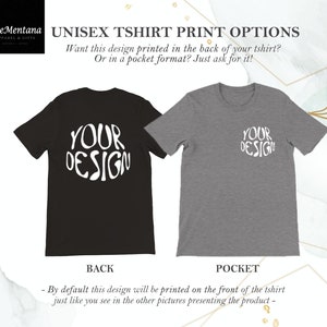 Puede incluir: Dos camisetas unisex, una negra y otra gris, con el texto blanco "YOUR DESIGN". La camiseta negra tiene el dise&ntilde;o en la espalda, la gris en el bolsillo. El texto dice "UNISEX TSHIRT PRINT OPTIONS".
