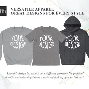 K&ouml;nnte beinhalten: Drei Kleidungsst&uuml;cke: ein graues Sweatshirt, ein graues T-Shirt und ein dunkelgrauer Kapuzenpullover. Jedes Kleidungsst&uuml;ck tr&auml;gt den Text "YOUR DESIGN" in einem wei&szlig;en, kreisf&ouml;rmigen Design. Das Bild enth&auml;lt den Text "VERSATILE APPAREL GREAT DESIGNS FOR EVERY STYLE".
