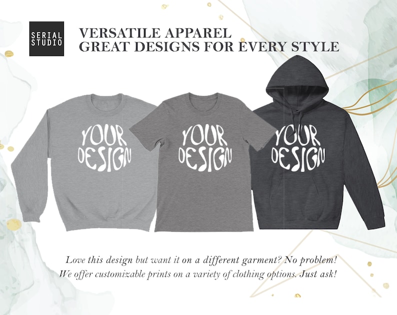 K&ouml;nnte beinhalten: Drei Kleidungsst&uuml;cke: ein graues Sweatshirt, ein graues T-Shirt und ein dunkelgrauer Kapuzenpullover. Jedes Kleidungsst&uuml;ck tr&auml;gt den Text "YOUR DESIGN" in einem wei&szlig;en, kreisf&ouml;rmigen Design. Das Bild enth&auml;lt den Text "VERSATILE APPAREL GREAT DESIGNS FOR EVERY STYLE".