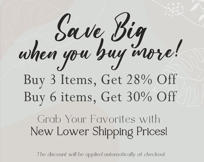 Op de afbeelding: Een afbeelding met een witte achtergrond en een bloemenontwerp. De tekst luidt "Save Big when you buy more! Buy 3 Items, Get 28% Off Buy 6 items, Get 30% Off Grab Your Favorites with New Lower Shipping Prices! The discount will be applied automatically at checkout"