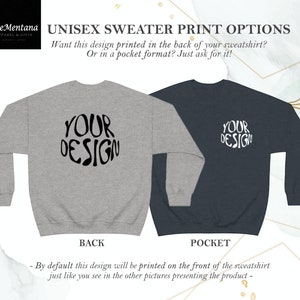 以下が含まれることがあります： グレーとダークブルーの2つのスウェットシャツ。前面に「YOUR DESIGN」の文字がプリントされています。グレーのスウェットシャツは背面から、ダークブルースウェットシャツは前面から見えています。グレーのスウェットシャツの下には「BACK」、ダークブルースウェットシャツの下には「POCKET」の文字がプリントされています。画像の上部には「UNISEX SWEATER PRINT OPTIONS」の文字がプリントされています。