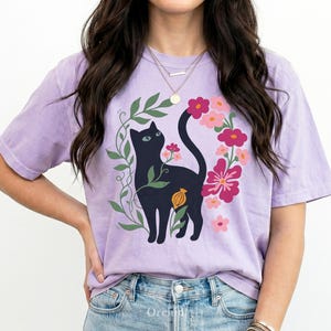 Maglietta con gatto nero, abbigliamento Whimsigoth, maglietta cottagecore scura, grafica botanica folk art immagine 2