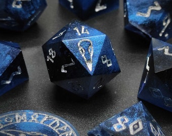 Opfergabe der Raben, Komplettes Set mit 7 Handgefertigten Scharfkantigen Epoxidharz Würfeln für Dungeons and Dragons und andere TTRPG-Spiele