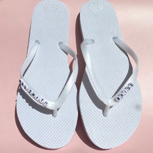 Chanclas de novia personalizadas, chanclas de gallina blanca, chanclas de noche de día de boda de luna de miel, regalo de gallina, chanclas de novia personalizadas imagen 2