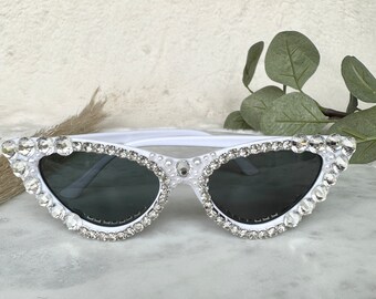 Lunettes de soleil bling-bling : nuances de mariée ornées de strass et de perles