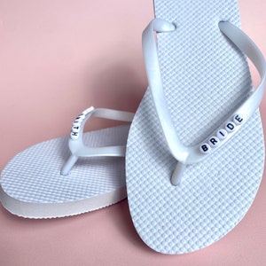 Chanclas de novia personalizadas, chanclas de gallina blanca, chanclas de noche de día de boda de luna de miel, regalo de gallina, chanclas de novia personalizadas imagen 1