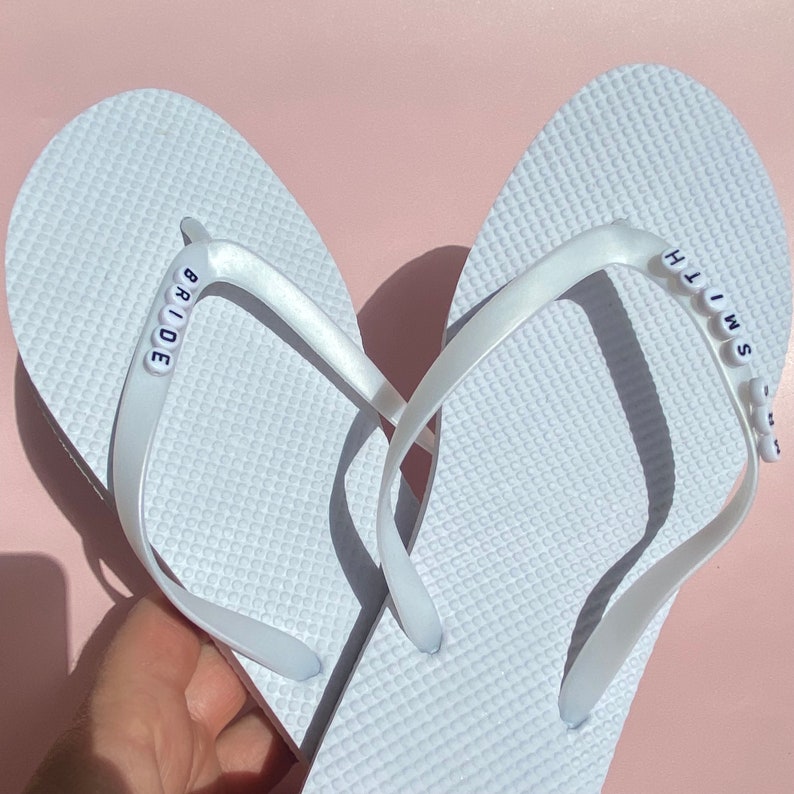 Chanclas de novia personalizadas, chanclas de gallina blanca, chanclas de noche de día de boda de luna de miel, regalo de gallina, chanclas de novia personalizadas imagen 3