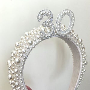 Diadema de perlas para cumpleaños número 18, 21, 30, 40 y 50; tiara para cumpleaños número 30 y 40; corona de cumpleaños; regalo de cumpleaños personalizado color marfil.